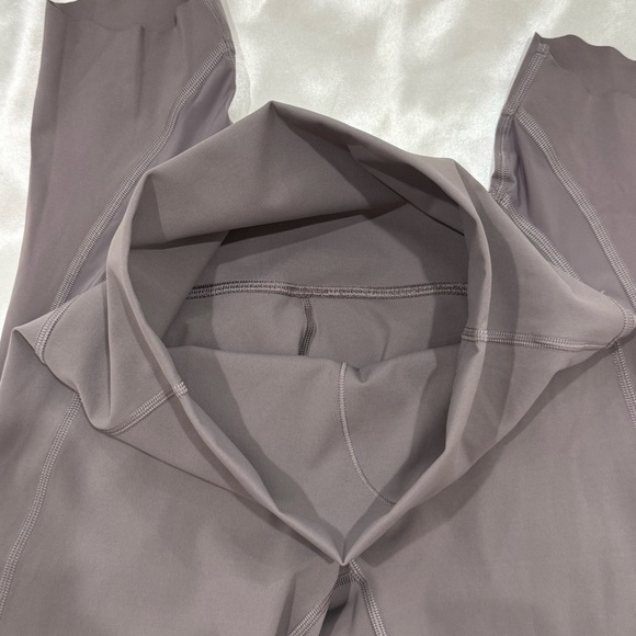 Lululemon Wunder Under Crop High-Rise Legging 23”
Roll Down Scallop Lunar Rock 4 - Picture 12 of 14